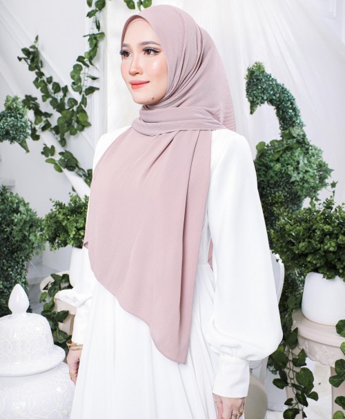 Hayyan Pleated Shawl (Queen Latte)