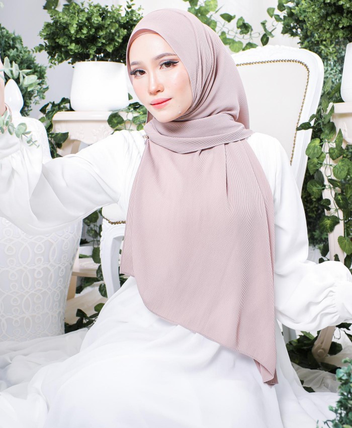 Hayyan Pleated Shawl (Queen Latte)