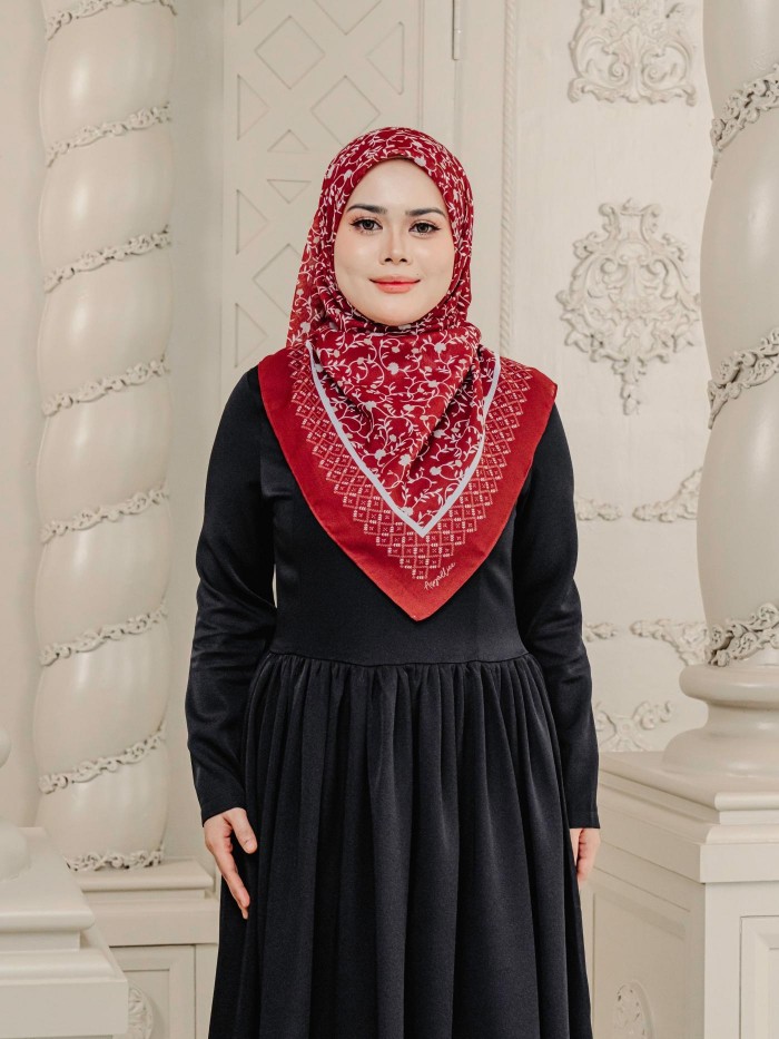 BAWAL LYDIA IN SCARLET