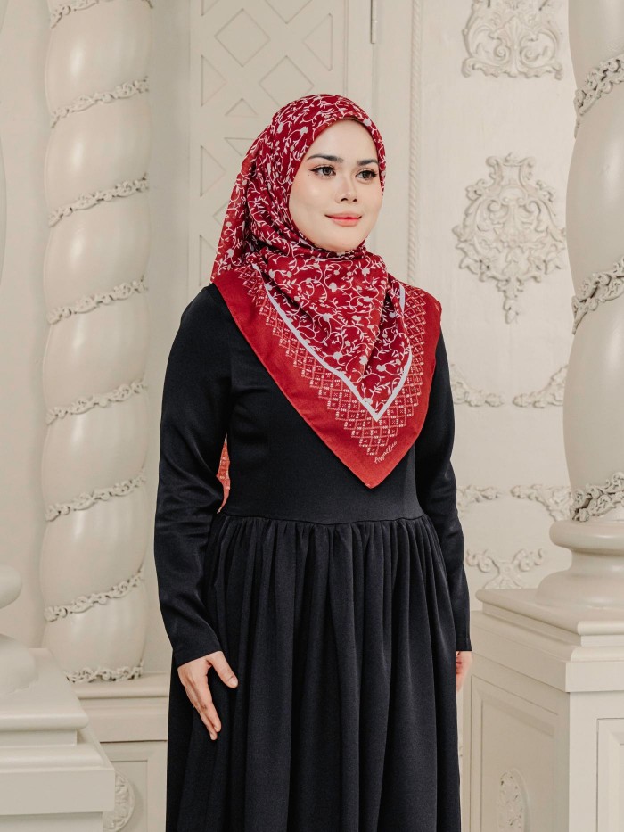 BAWAL LYDIA IN SCARLET