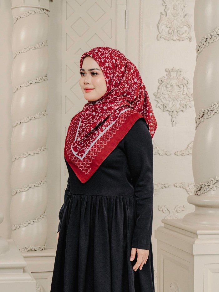 BAWAL LYDIA IN SCARLET