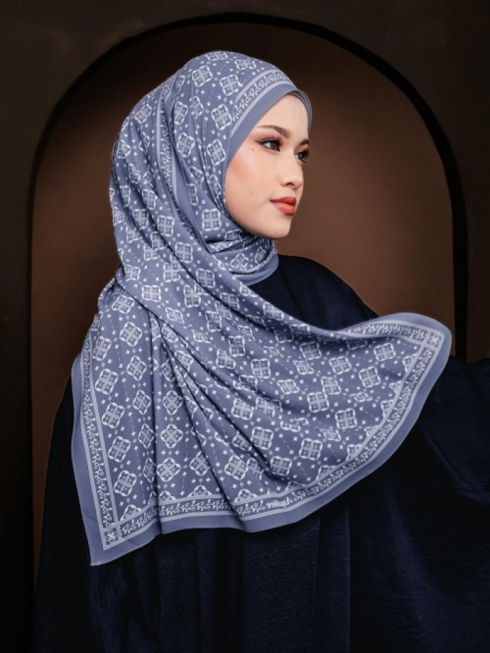 SHAWL HERA IN ASH BLUE ( MINOR DEFECT )