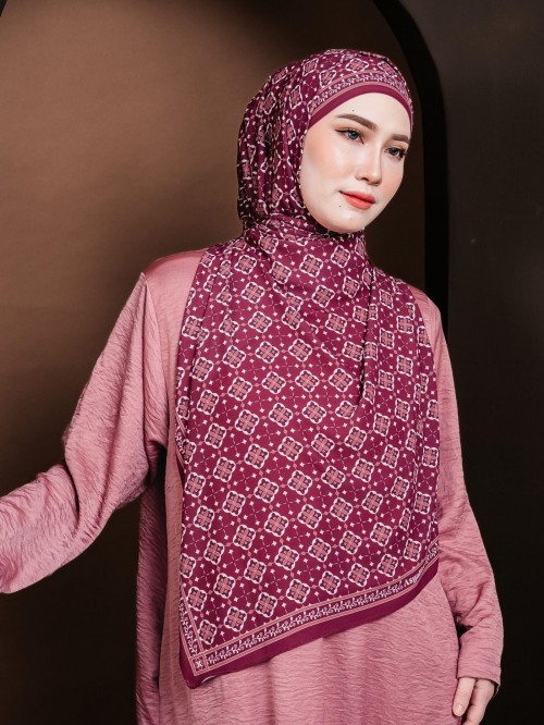 SHAWL HERA IN DEEP RED ( MINOR DEFECT )