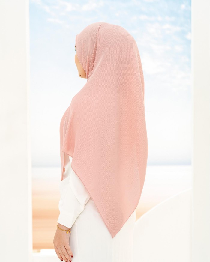 Hayyan Pleated Shawl (Empress Carnation)