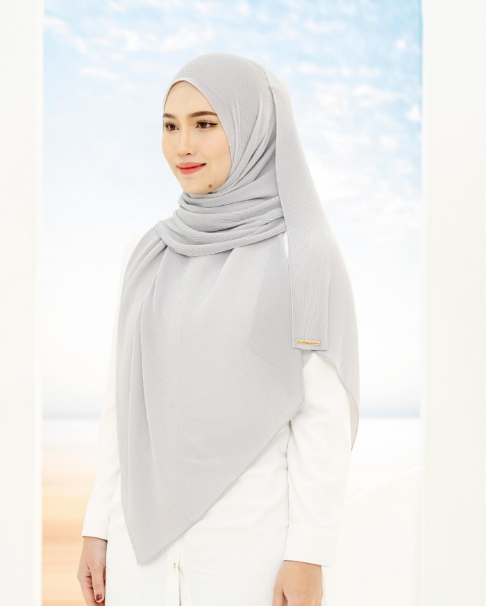 Hayyan Pleated Shawl (Tiara Grey) - Minor Defect